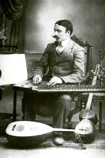 El músico de Azerbaiyán Meshadi Jamil Amirov tocando el qanun en Ganja en 1915.